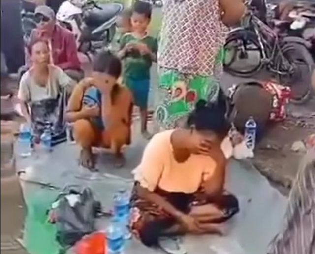 ビャインピュー村で逮捕、殺害された人の家族は、シットウェ市内で雨季に雨除けのない僧院やウィンがバー広場内で簡易的な小屋を建て生活しなければならない