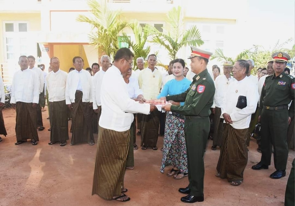 南西軍管区司令官ウェリン准将がパテイン市の退役軍人住宅で退役軍人とその家族に面会。2023年12月