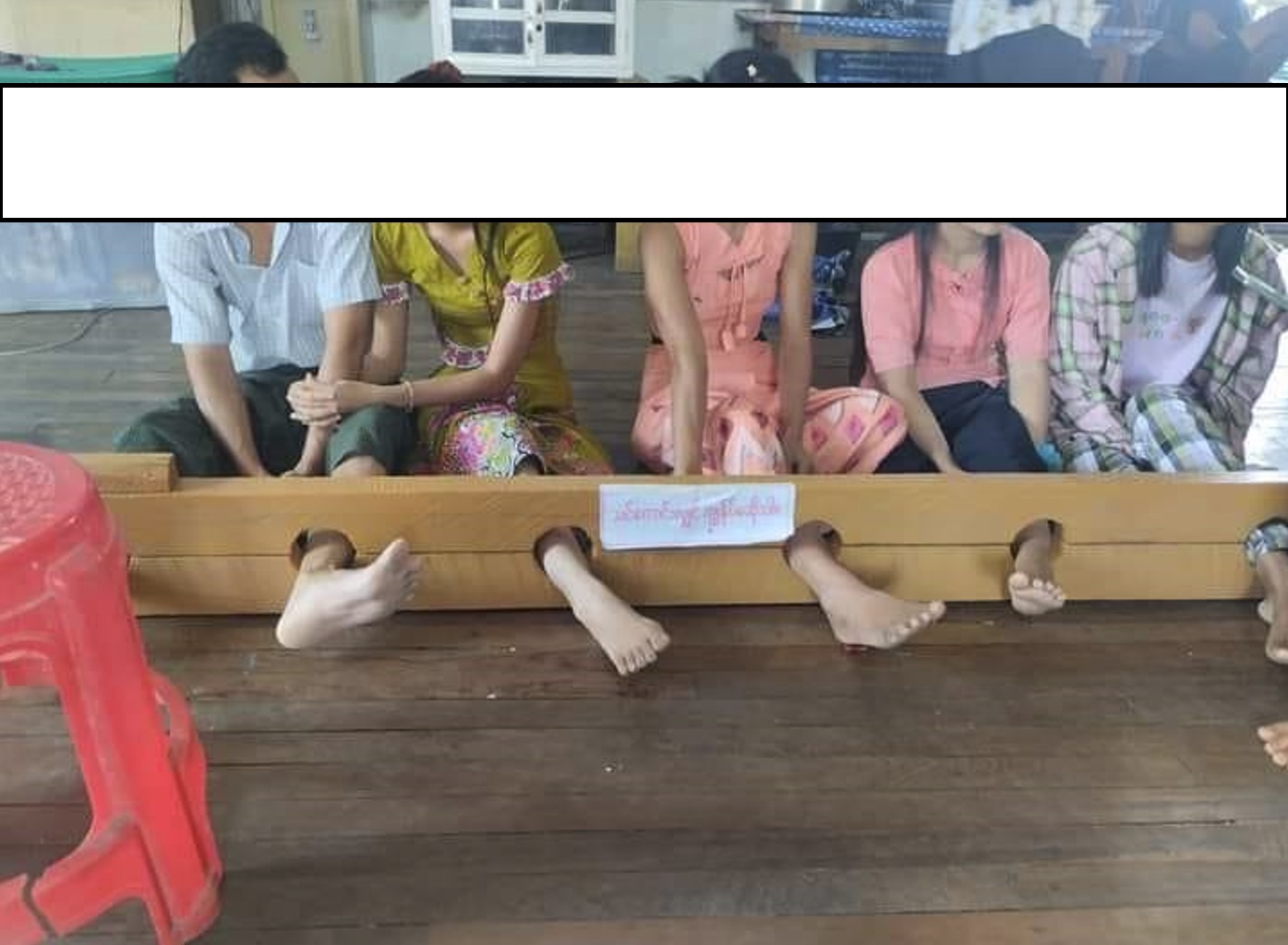 写真-マンダレーで軍評議会が国民を逮捕し、テレグラムチャンネルで拡散された足枷をつけられた一部の人々。