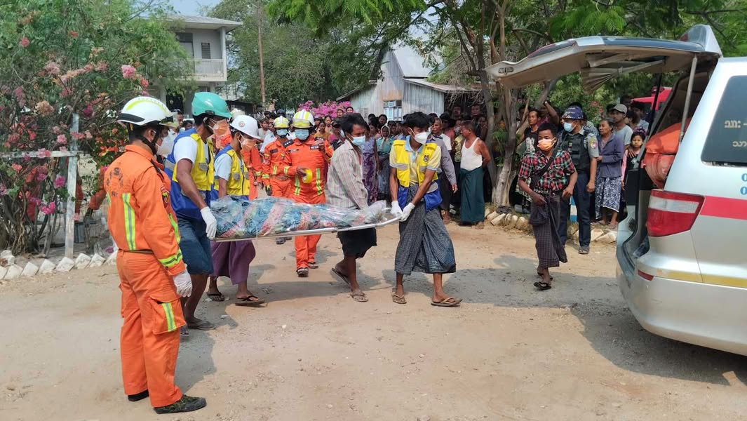 マンダレー管区ウンドゥイン郡第7繊維工場の崩壊で亡くなった女性の遺体を救助隊が運び出している様子。2025年3月29日。(写真:ミャンマー消防局)
