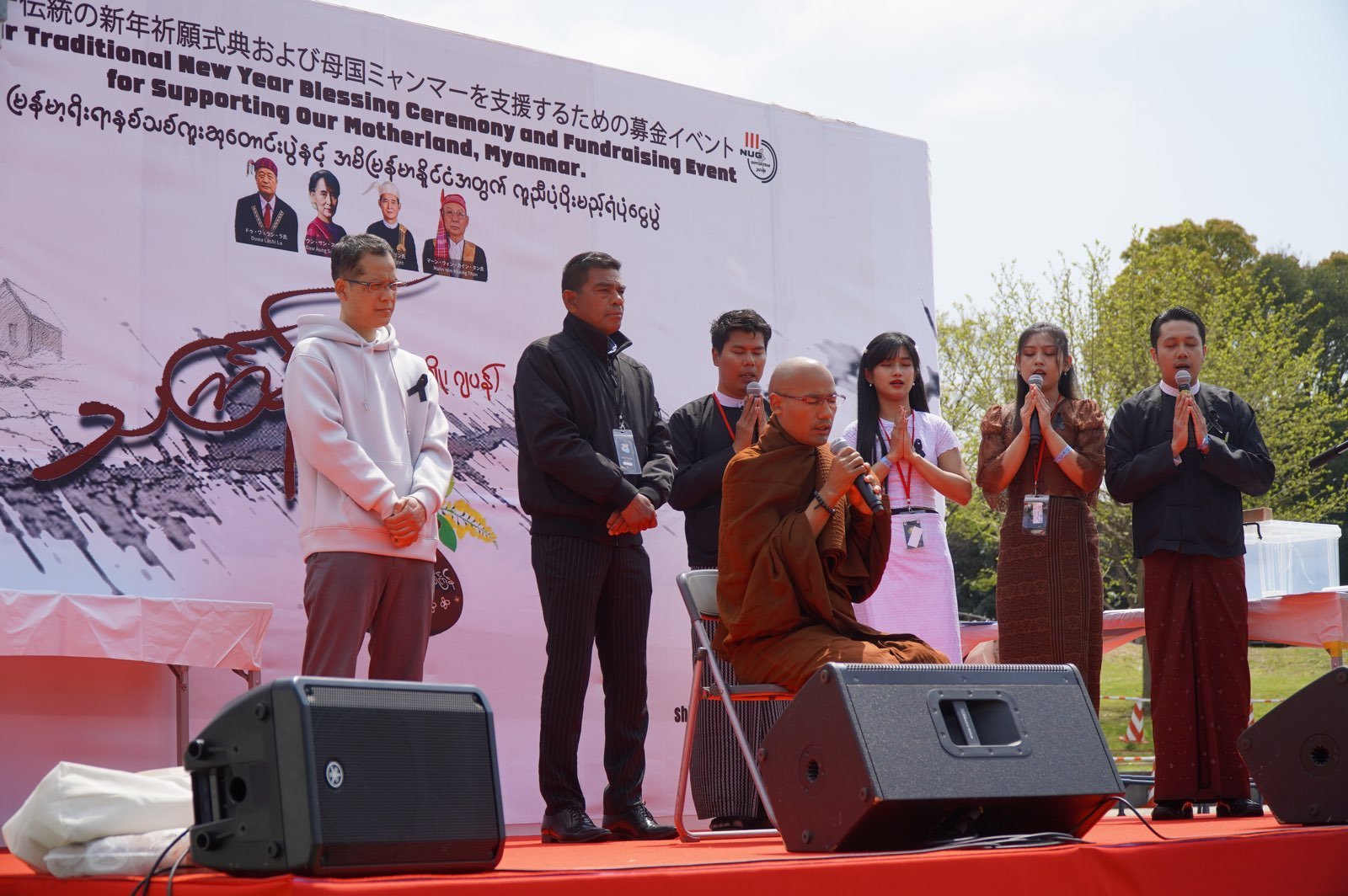 日本の東京にある潮風公園で行われた春の水祭り。同祭で在日ミャンマー人が各宗教ごとに祈っている様子、4月12日。