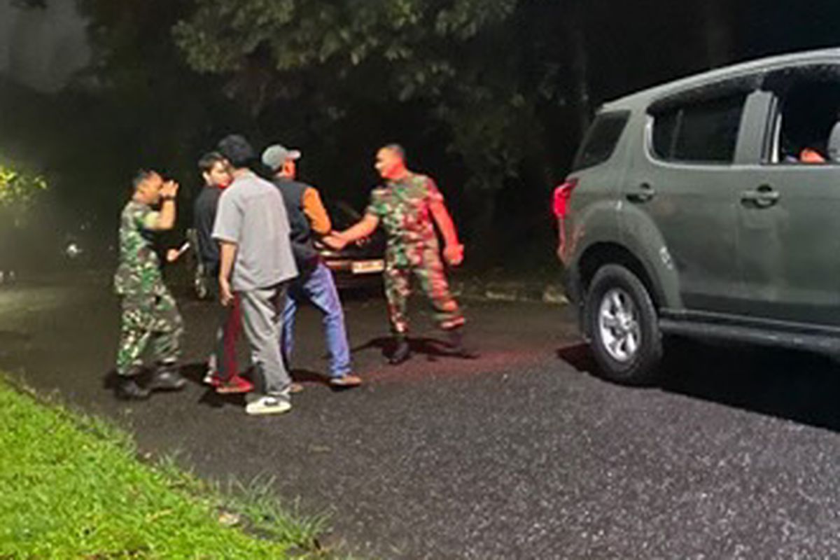 去る4月16日、インドネシア大学のキャンパスにやってきた国軍の隊員