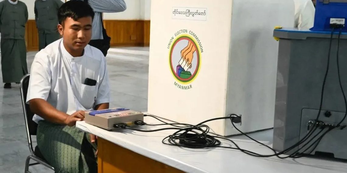 選挙で使用する電子投票機をテストする様子/AFP