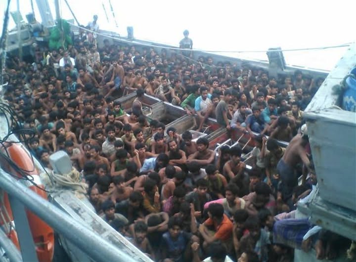 写真-ロヒンギャ難民が木造船で近隣諸国であるマレーシア、インドネシア、タイへの到着をしばしば試みている。（古い写真を使用）